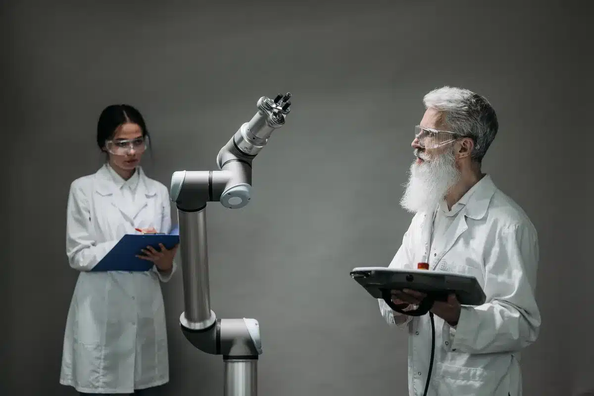 Schermo di computer con codice e algoritmi di intelligenza artificiale illuminati in ufficio tecnologico moderno