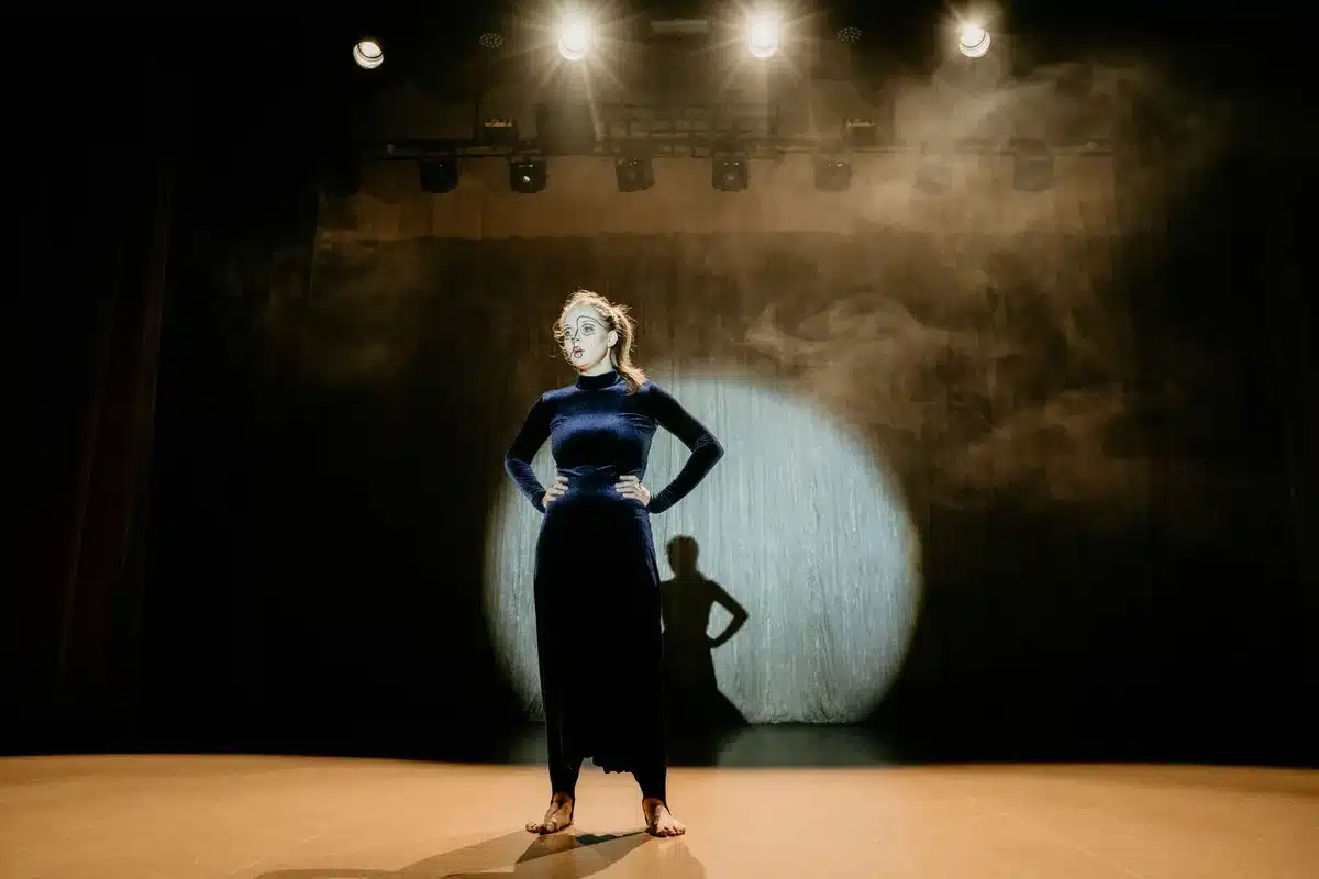 Attrice su un palcoscenico teatrale durante una performance