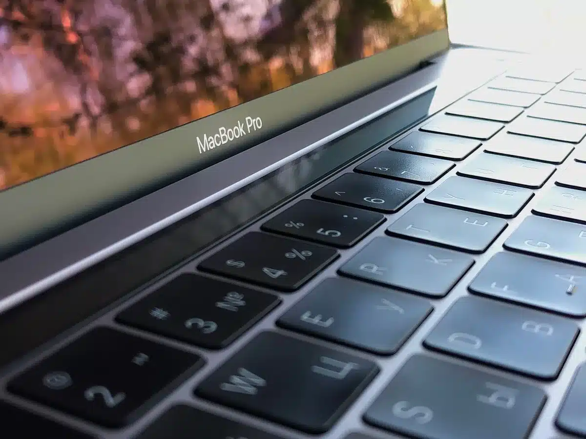 Confronto visivo tra diverse generazioni di MacBook Pro con chip Apple