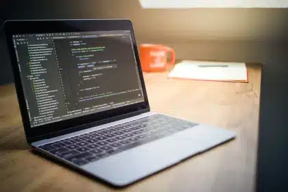Scrivania con laptop moderno che esegue applicazioni di intelligenza artificiale e modelli LLM in locale