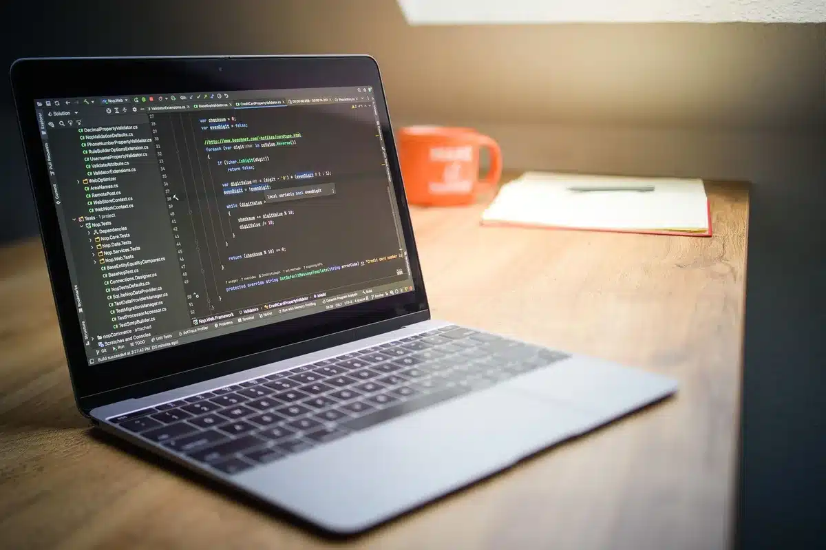 Scrivania con laptop moderno che esegue applicazioni di intelligenza artificiale e modelli LLM in locale