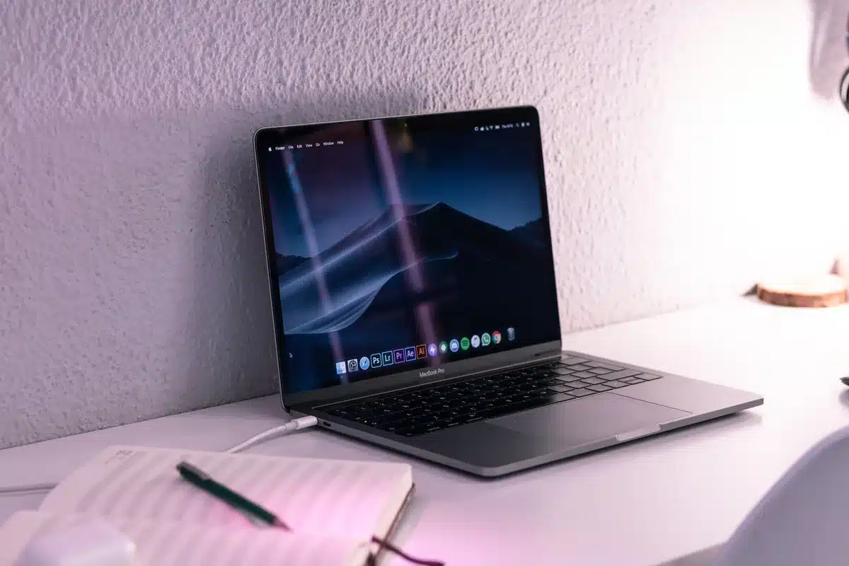 Schermo OLED di un portatile che mostra colori vivaci e contrasti profondi