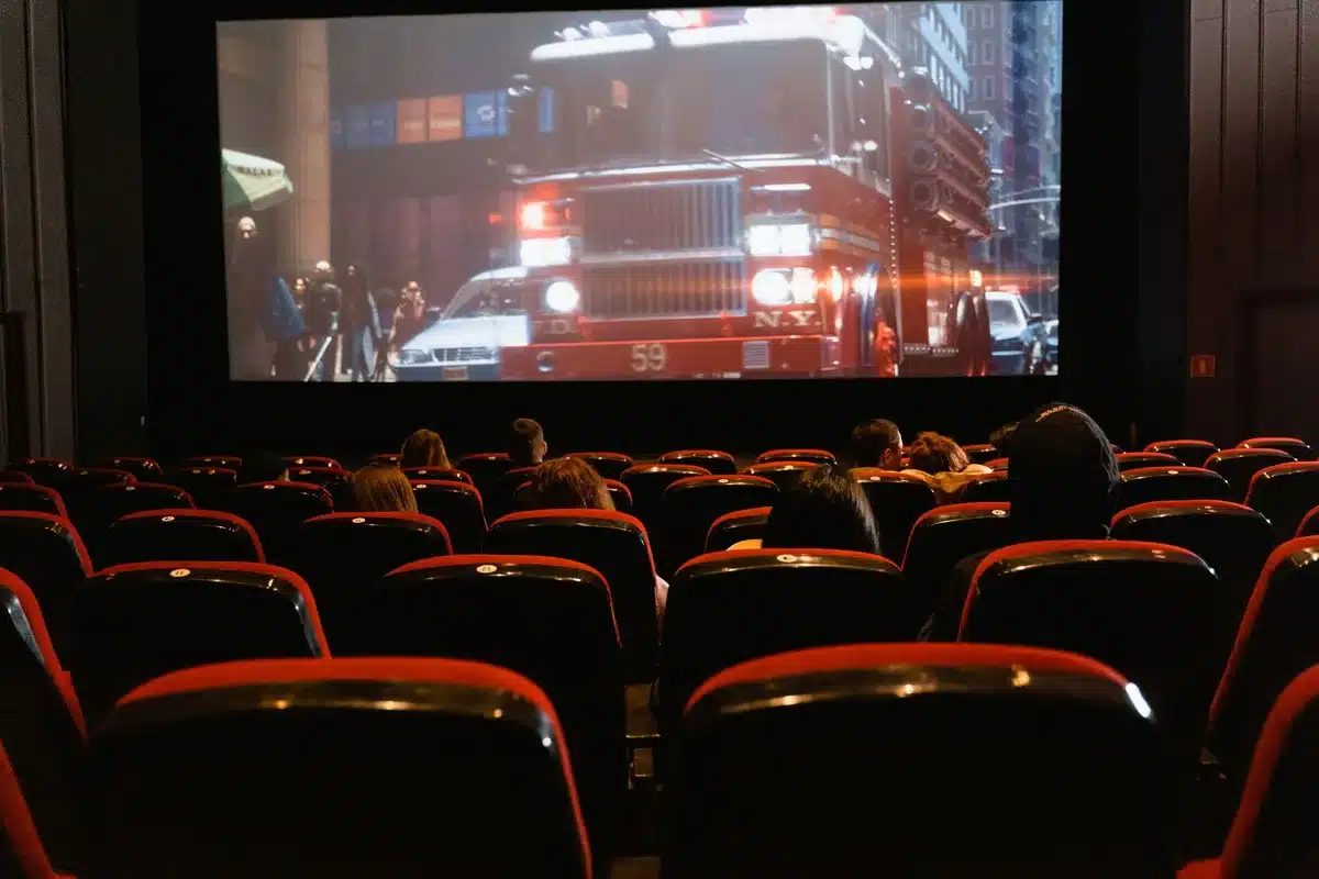 Schermo di un cinema che proietta una sequenza d'azione di un supereroe