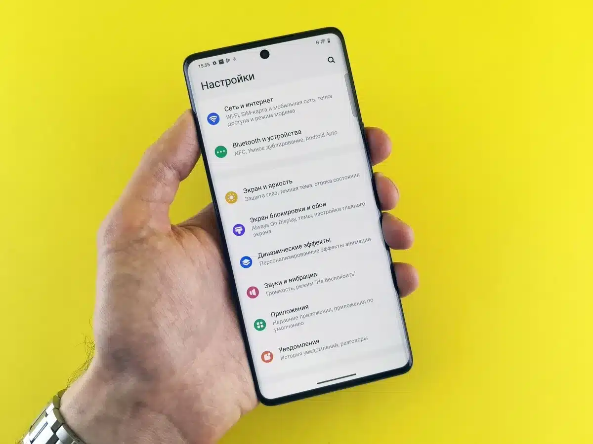 Menu Impostazioni di Android con la voce Notifiche evidenziata
