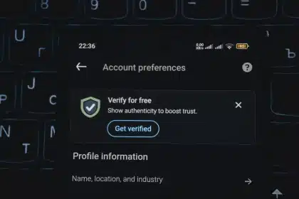 Schermo di uno smartphone Android che mostra la cronologia delle notifiche con un messaggio cancellato