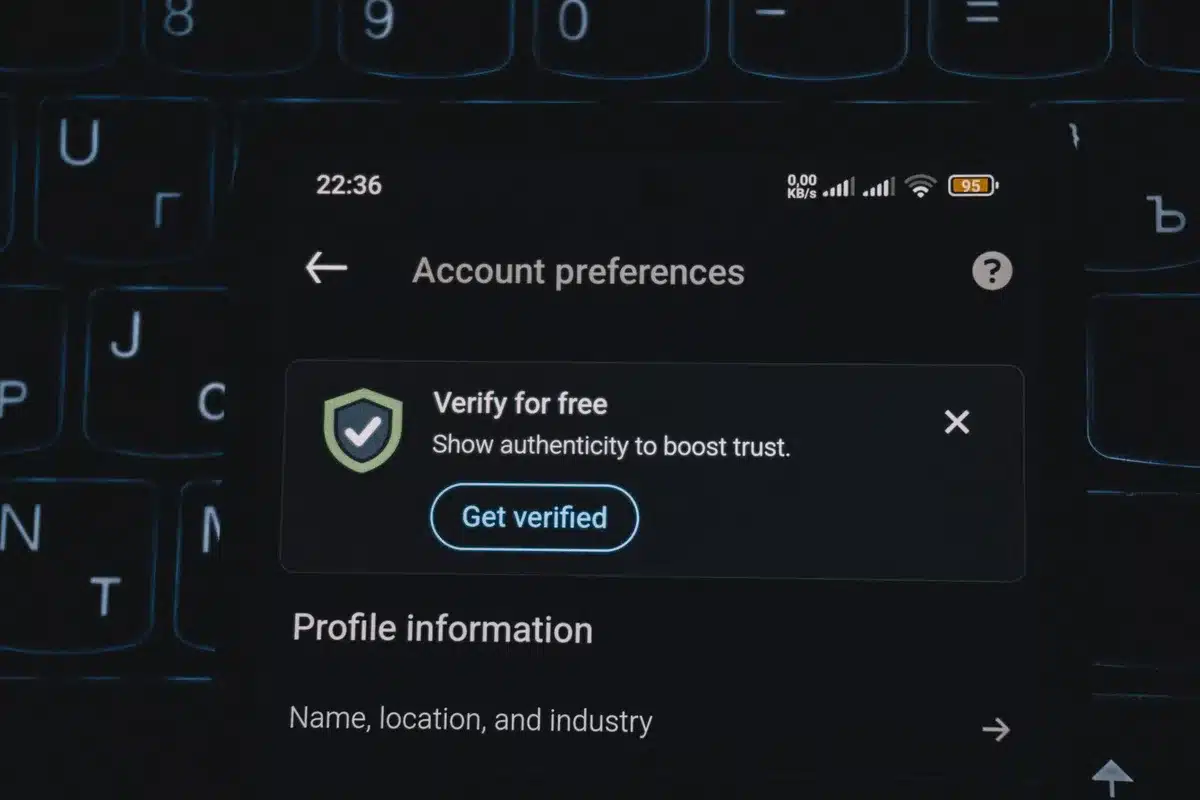 Schermo di uno smartphone Android che mostra la cronologia delle notifiche con un messaggio cancellato