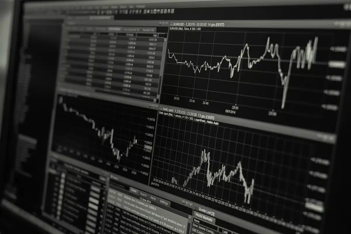 Scrivania con grafici finanziari in calo e documenti aziendali in un ufficio aziendale moderno
