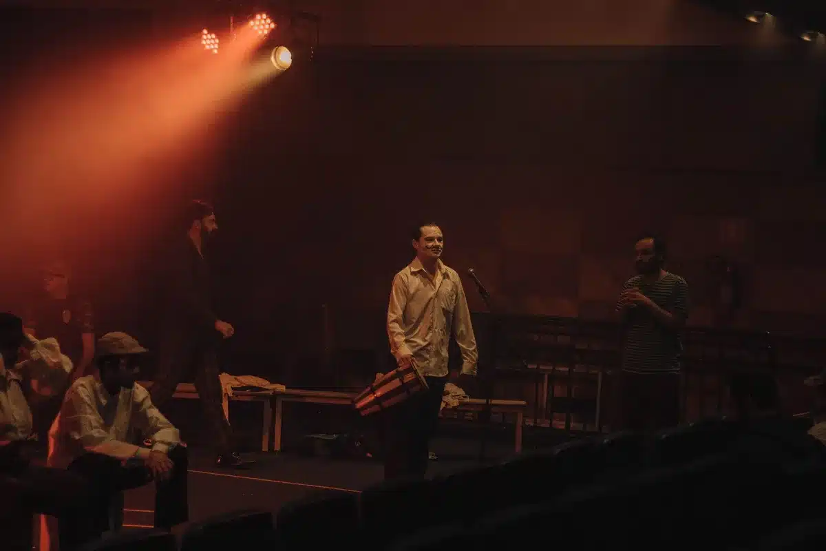Attore in una performance intensa e provocatrice sul set cinematografico