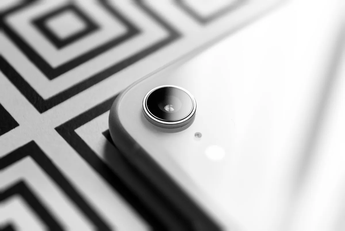 Dettaglio del design raffinato di un anello luminoso su pannello posteriore di smartphone