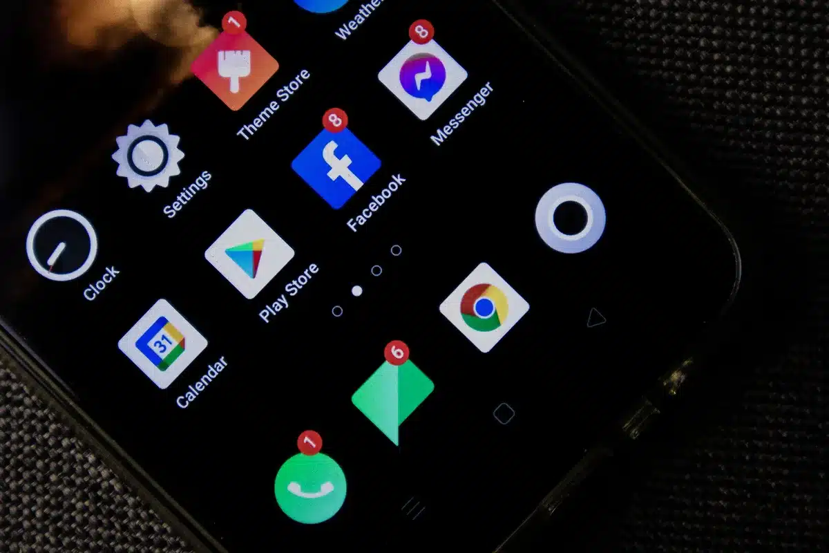 Smartphone con indicazioni visive luminose durante attività quotidiane