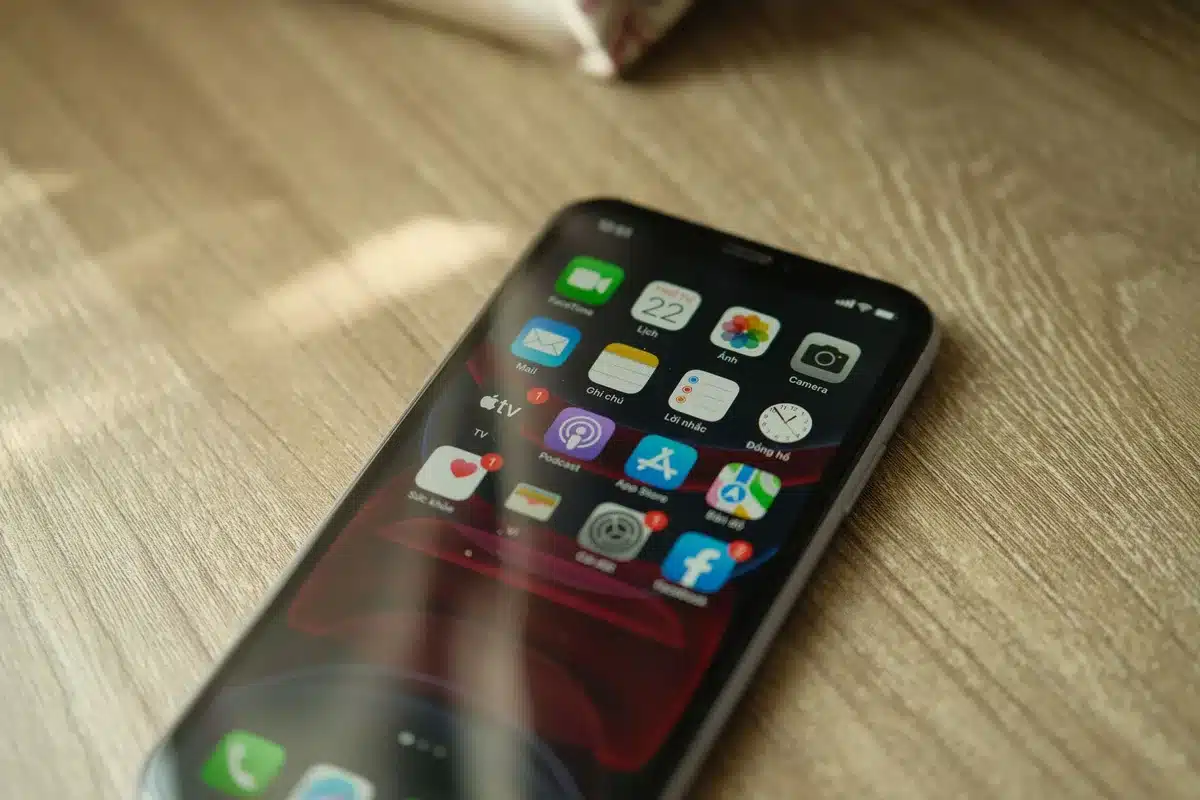 Anello LED RGB luminoso integrato sulla barra fotografica posteriore di uno smartphone