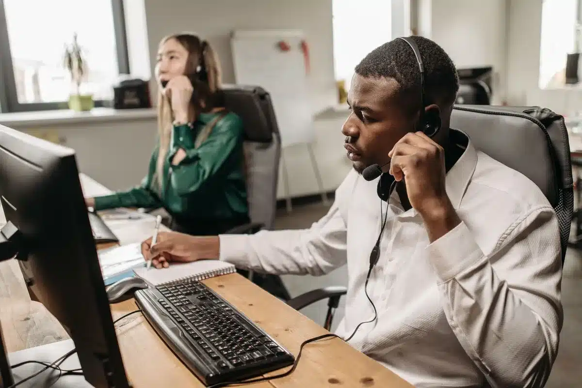 Interfaccia di supporto online con chat e modulo di contatto su schermo di computer