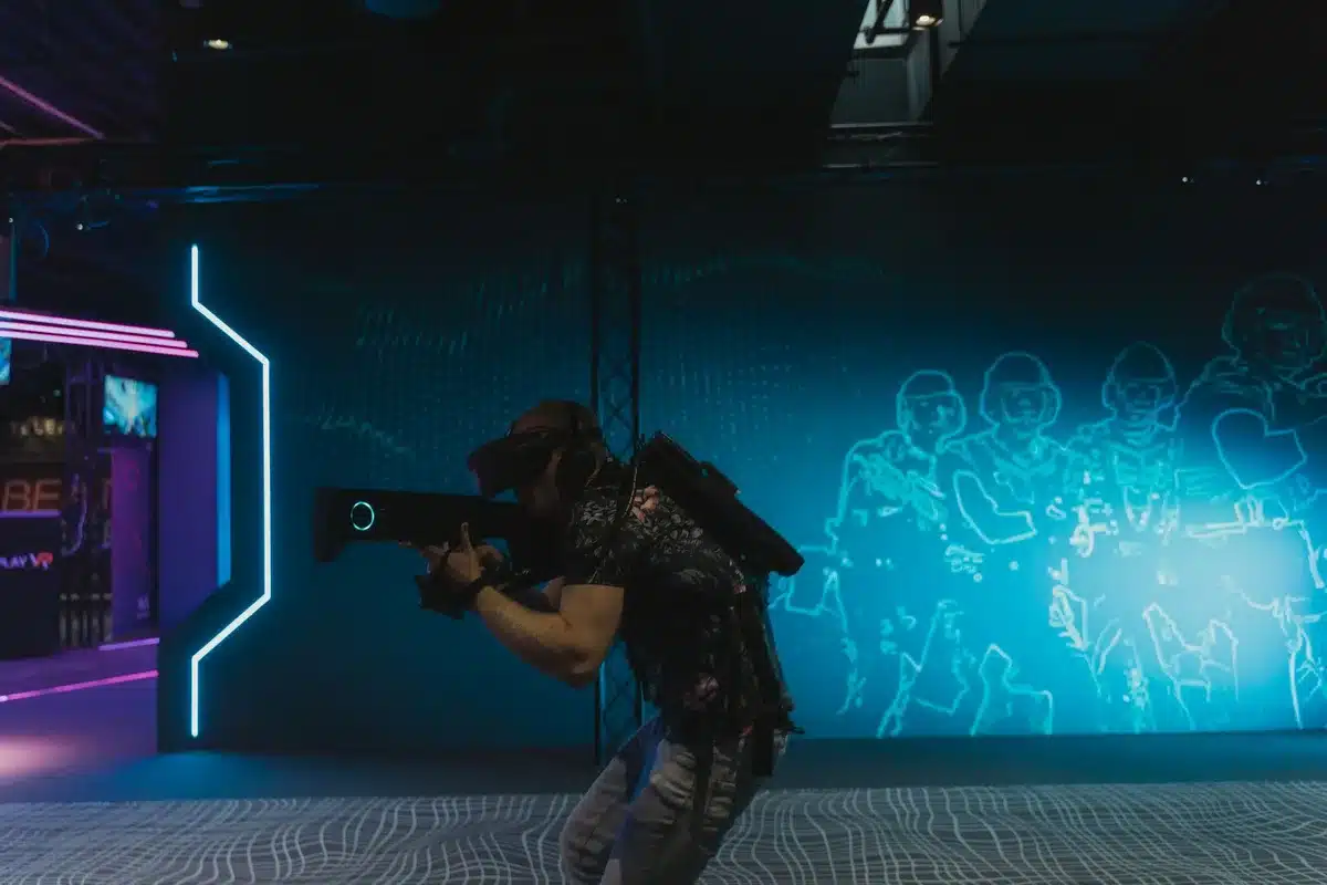 Schermata di gioco di uno shooter cooperativo futuristico con azione frenetica