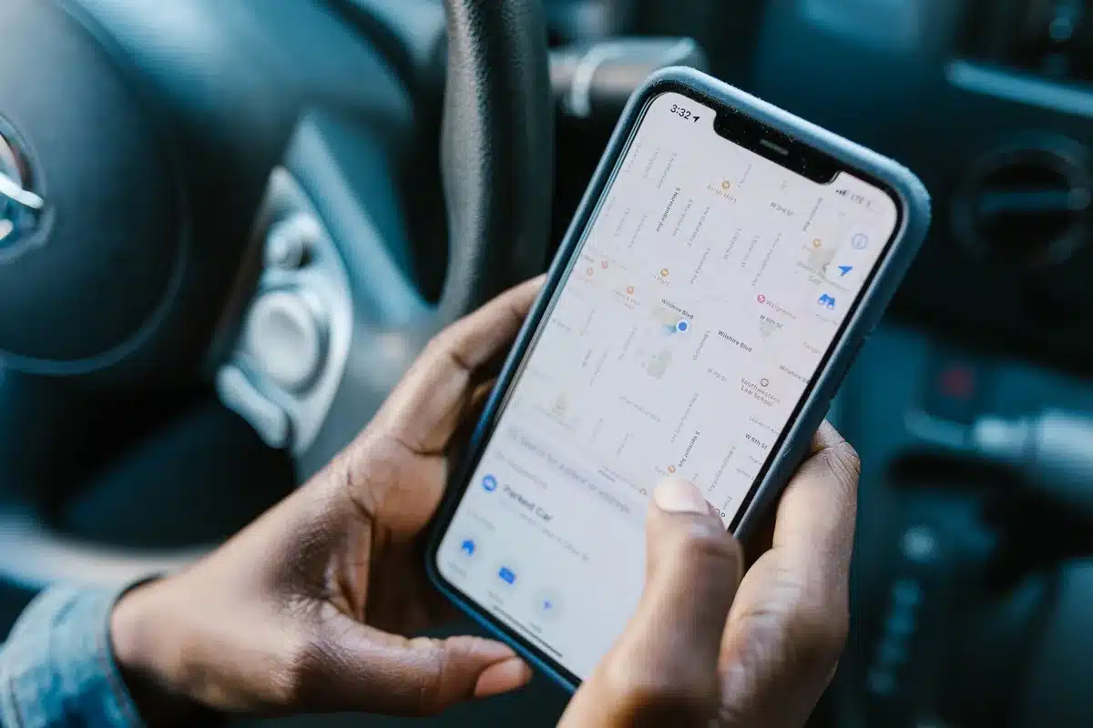 Menu di localizzazione su iPhone con opzioni di accesso alla posizione