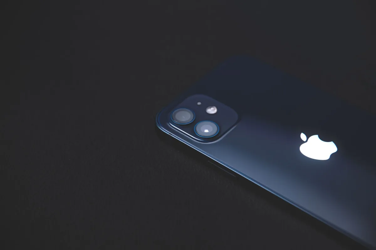 Mani che regolano le impostazioni di privacy su uno smartphone