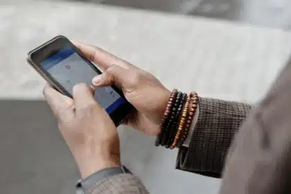 Mano che tiene uno smartphone con una mappa a colori che mostra la qualità dell'aria in tempo reale