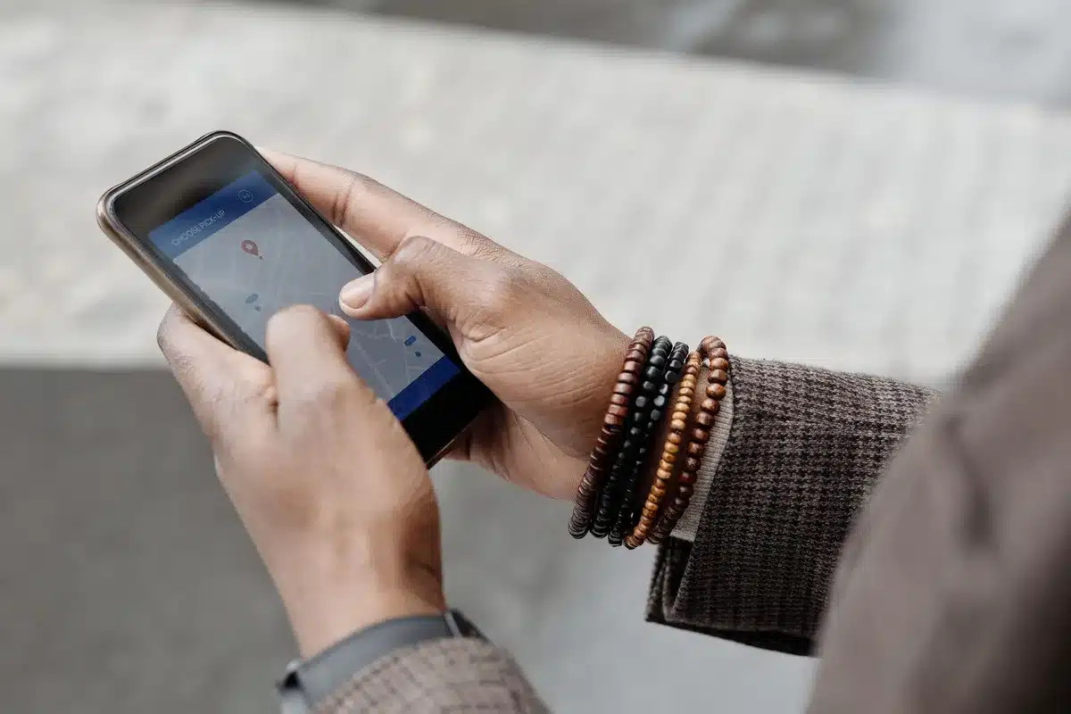 Mano che tiene uno smartphone con una mappa a colori che mostra la qualità dell'aria in tempo reale