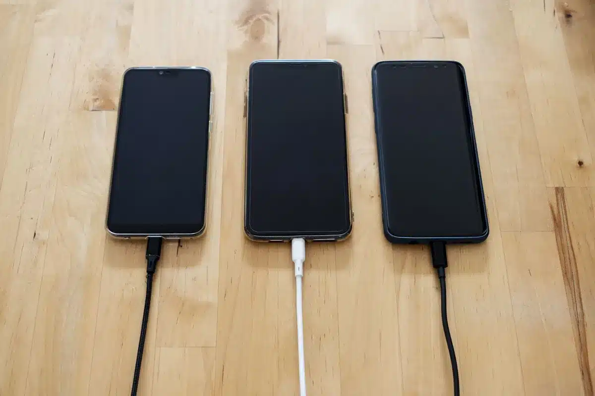 Batteria e tecnologia di ricarica rapida su uno smartphone moderno