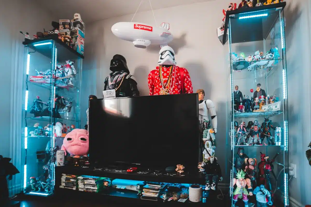 Funko POP in vinile esposti su uno scaffale, figure colorate e dettagliate