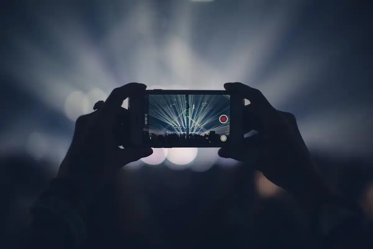 Creator che utilizza tracciamento AI per riprese autonome con smartphone