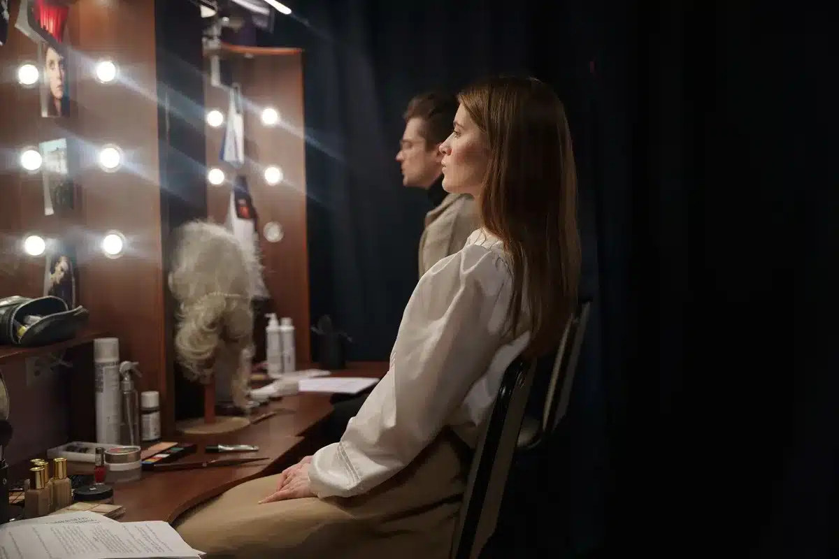 Attrice in uno studio di trucco e costumi mentre si prepara per un ruolo di supereroi