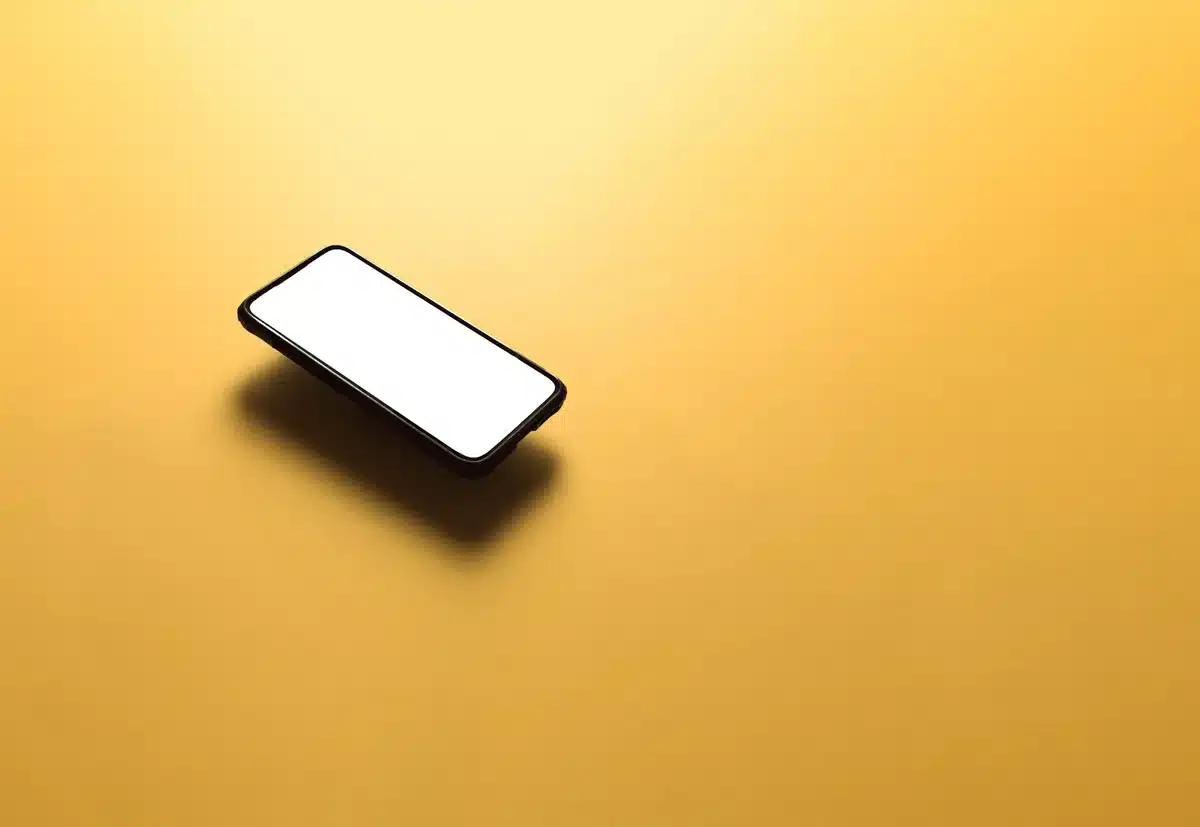 Mockup di smartphone con display piatto, cornice in alluminio e design minimalista su sfondo neutro