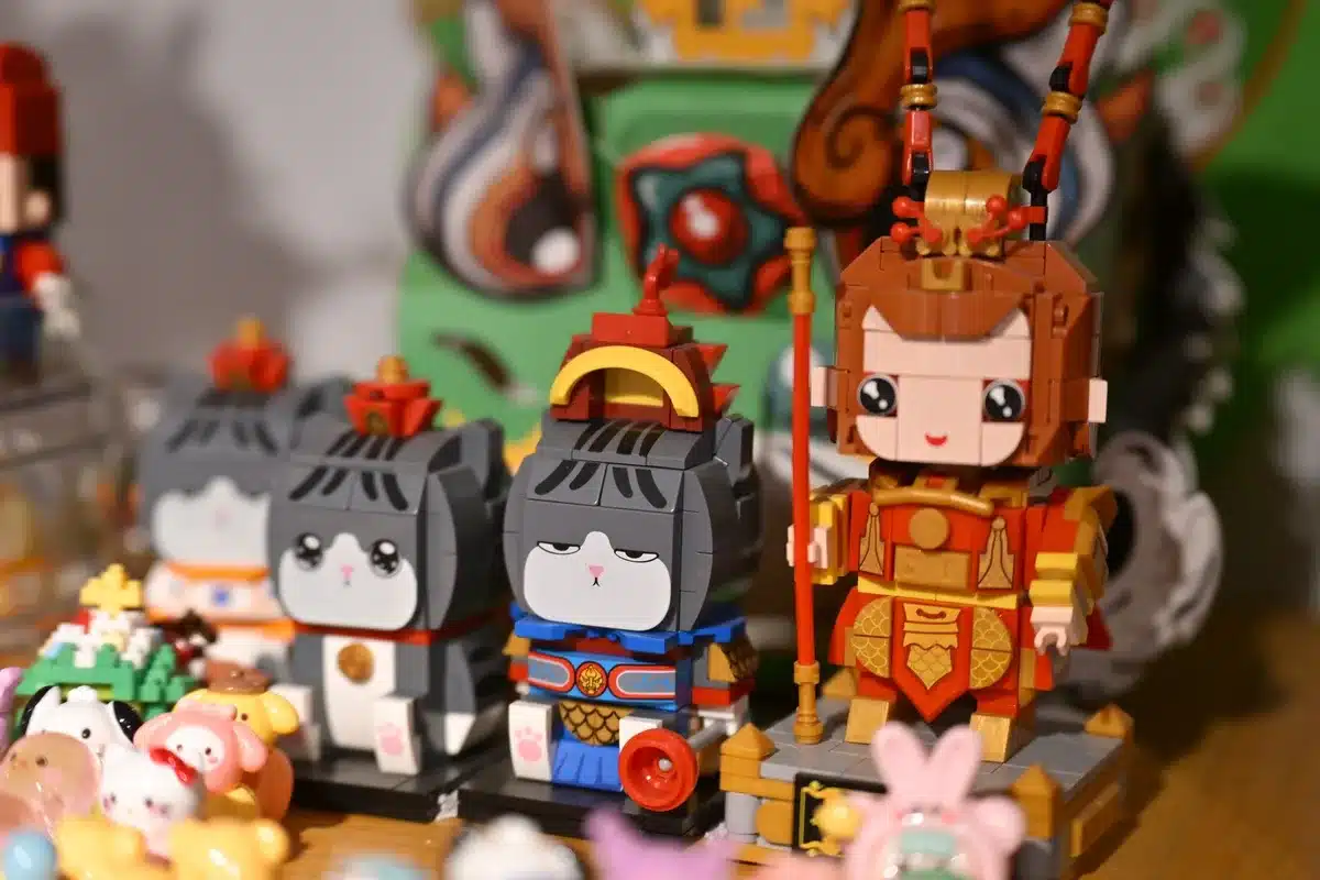 Collezione di minifigure colorate con dettagli e accessori disposti su una superficie di gioco