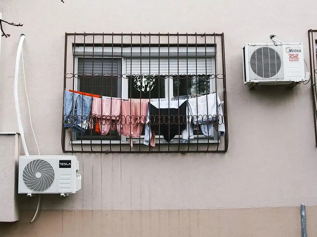 Smartphone posizionato in luogo ventilato a temperatura ambiente per l'asciugatura sicura