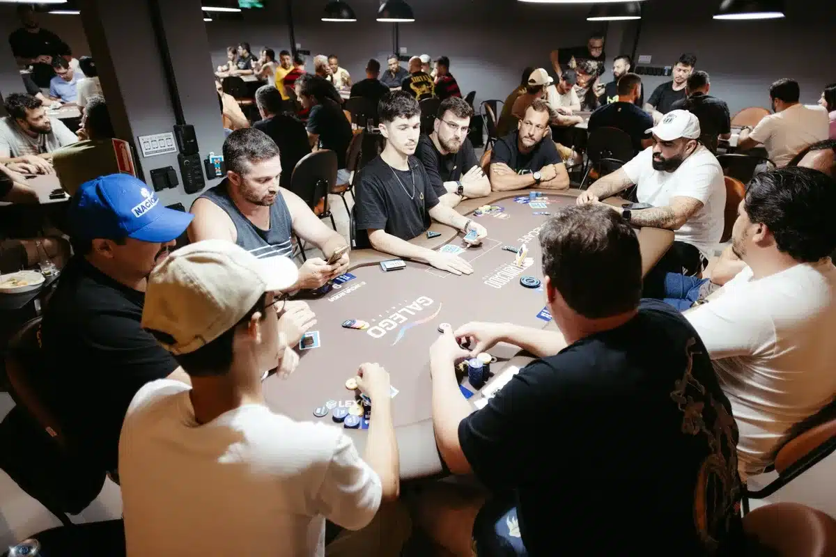 Giocatori competitivi analizzano carte rare durante un torneo di carte collezionabili