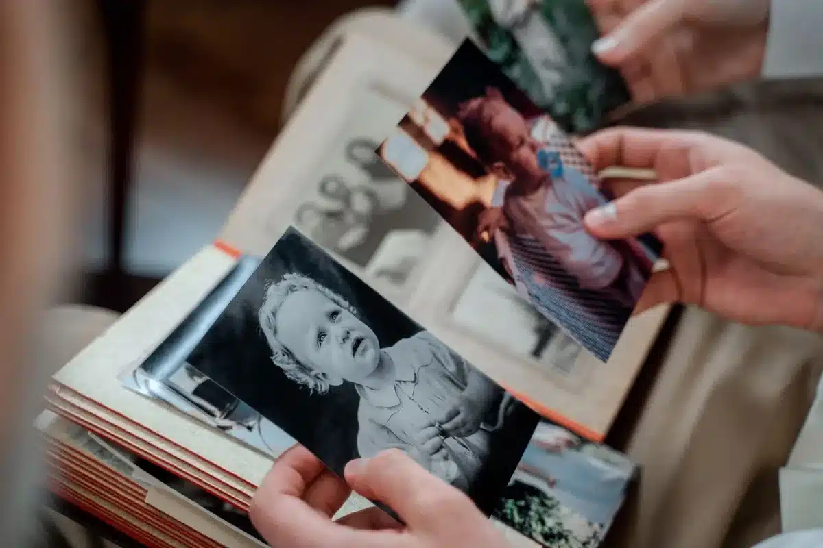 Oggetti vintage e fotografie antiche che evocano il tema della nostalgia e del passato