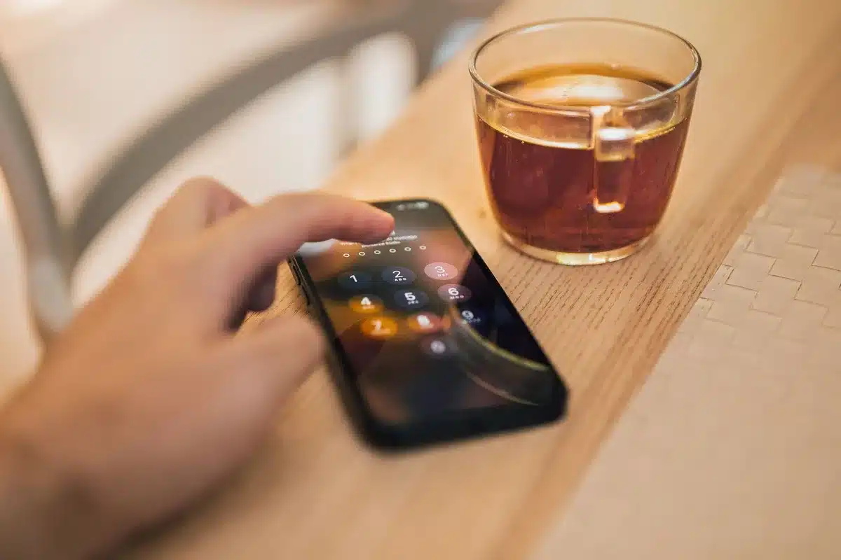 Persona riceve una chiamata sospetta al telefono