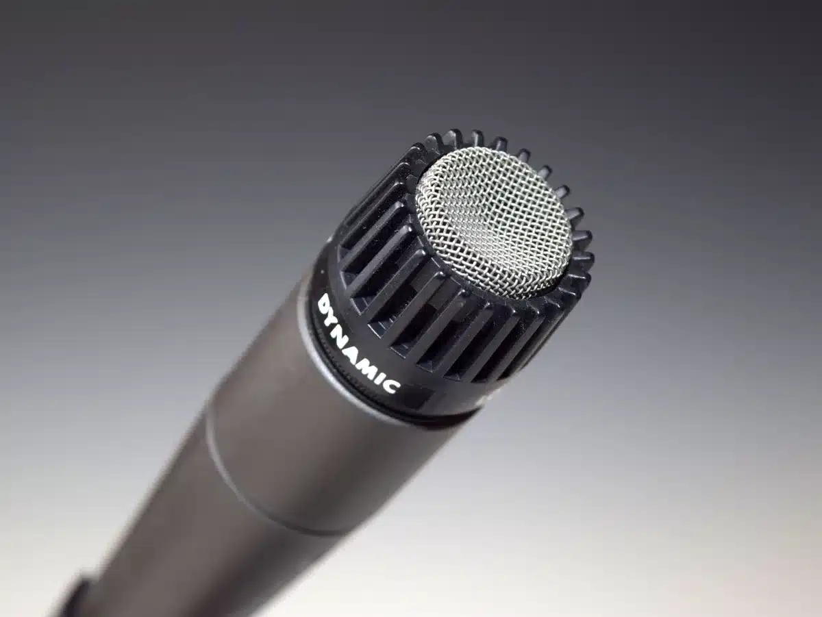 Microfono e controlli audio per la qualit&agrave; della conversazione