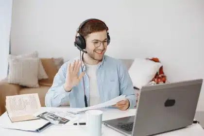 Persona che effettua una videochiamata da un laptop in ufficio