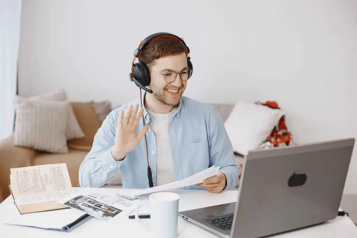 Persona che effettua una videochiamata da un laptop in ufficio