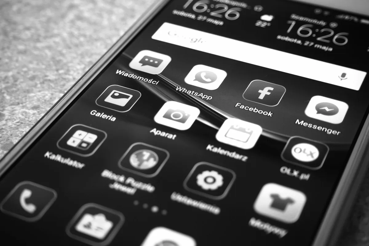 Mani che tengono uno smartphone con un'app di messaggistica e temi personalizzabili visibili sullo schermo