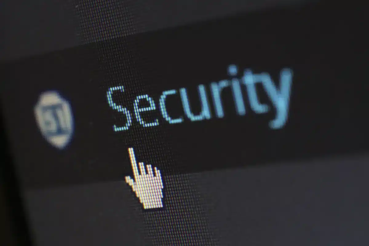 Schermo di laptop con interfaccia di blocco e campo per inserire password, simbolo di sicurezza visibile