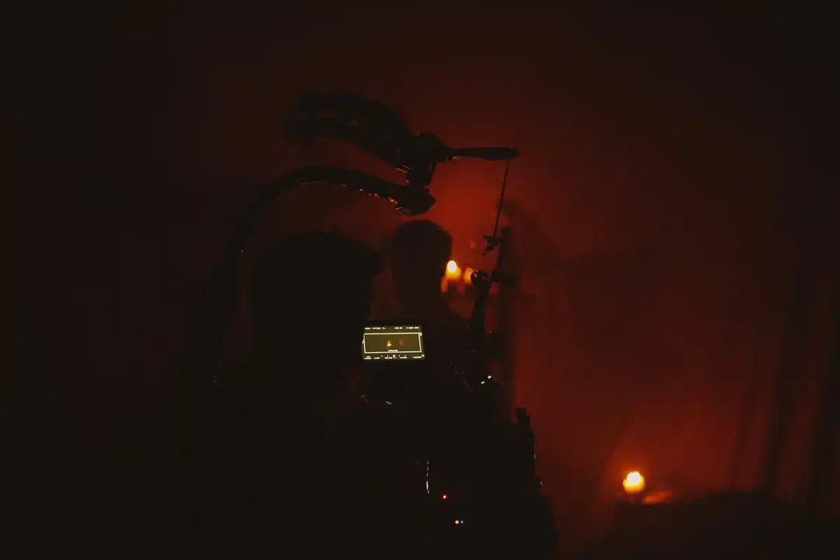 Illuminazione cinematografica fredda con ombre marcate e atmosfera cupa