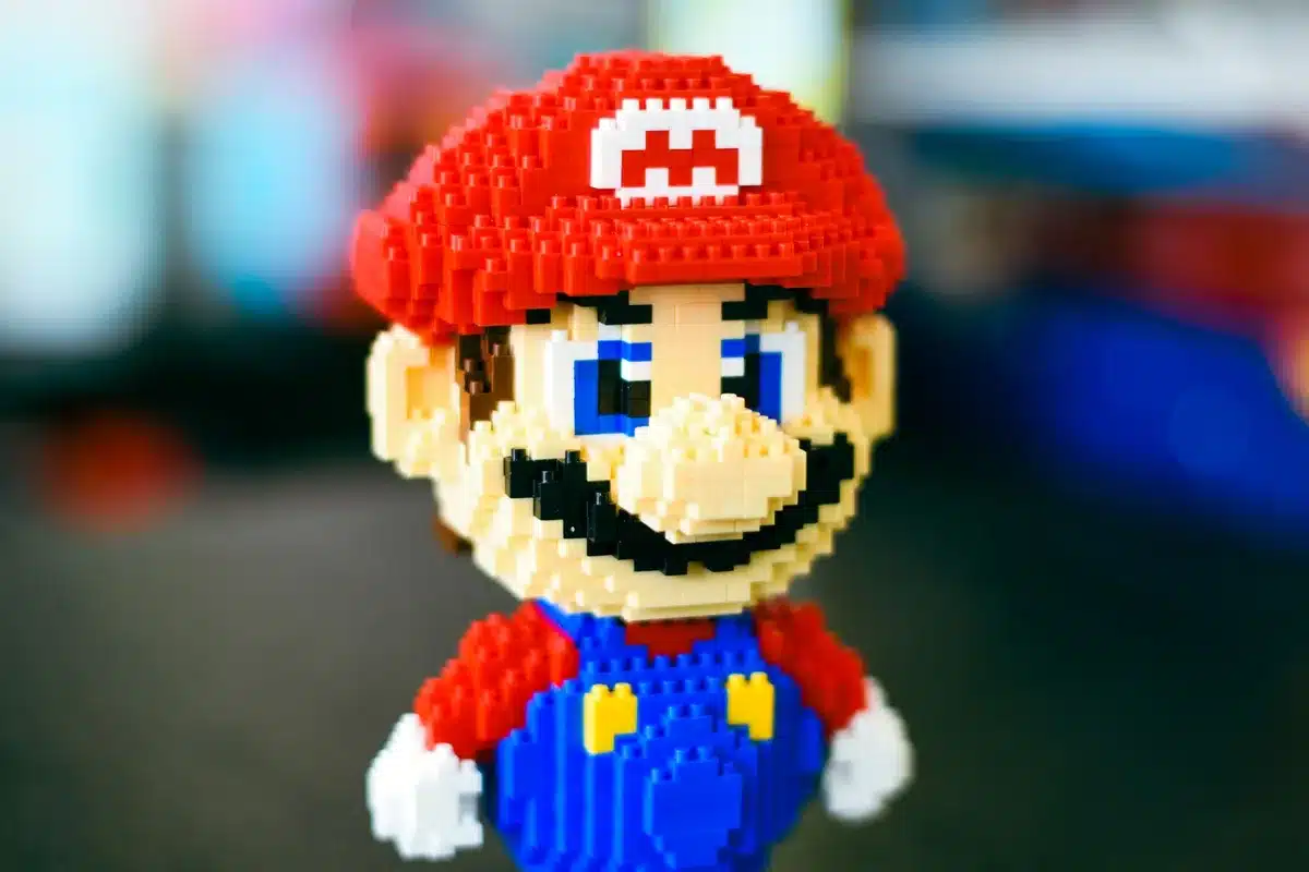 Set di costruzione con migliaia di pezzi assemblati per creare una replica di console