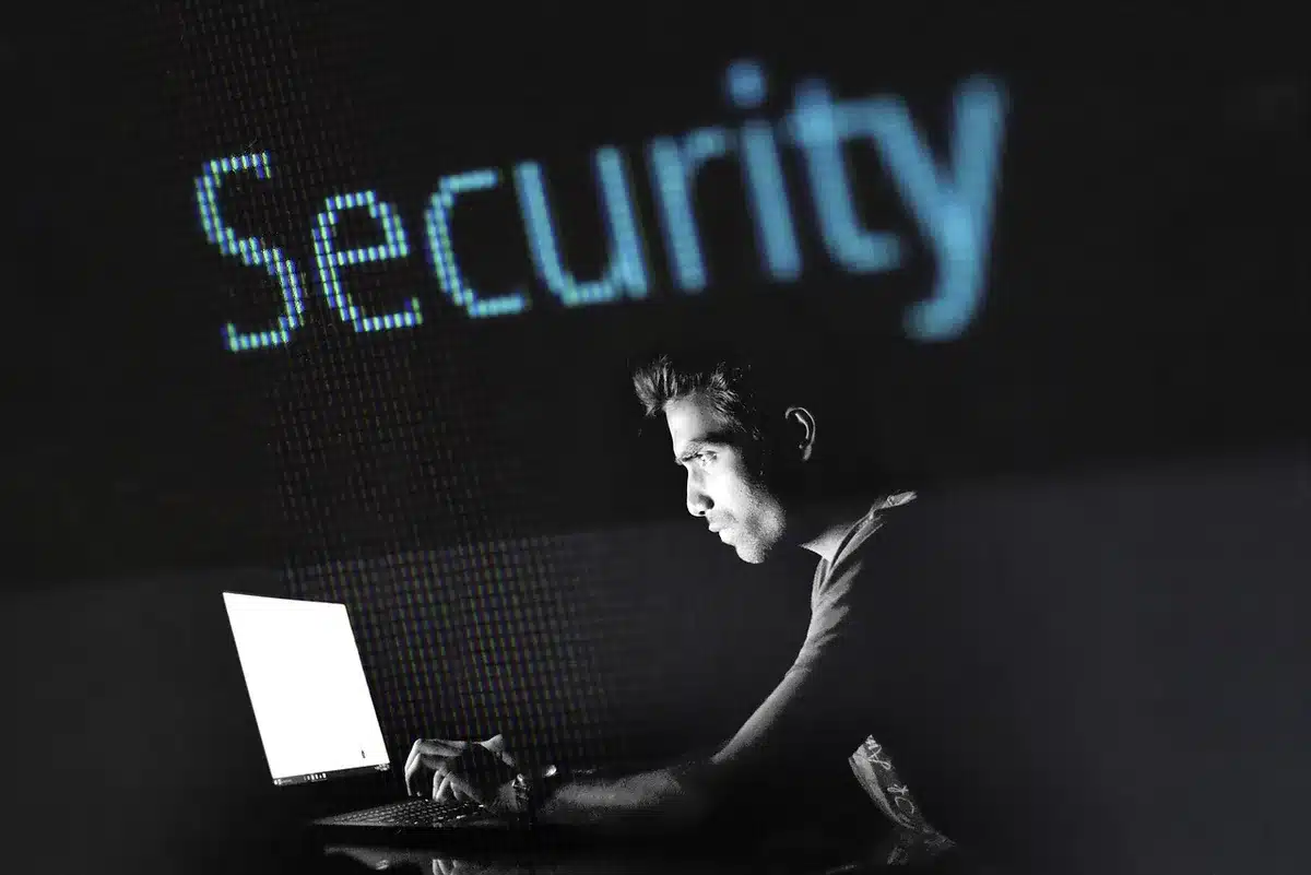Schermo di monitoraggio che mostra un attacco informatico in corso con dati e avvisi di sicurezza