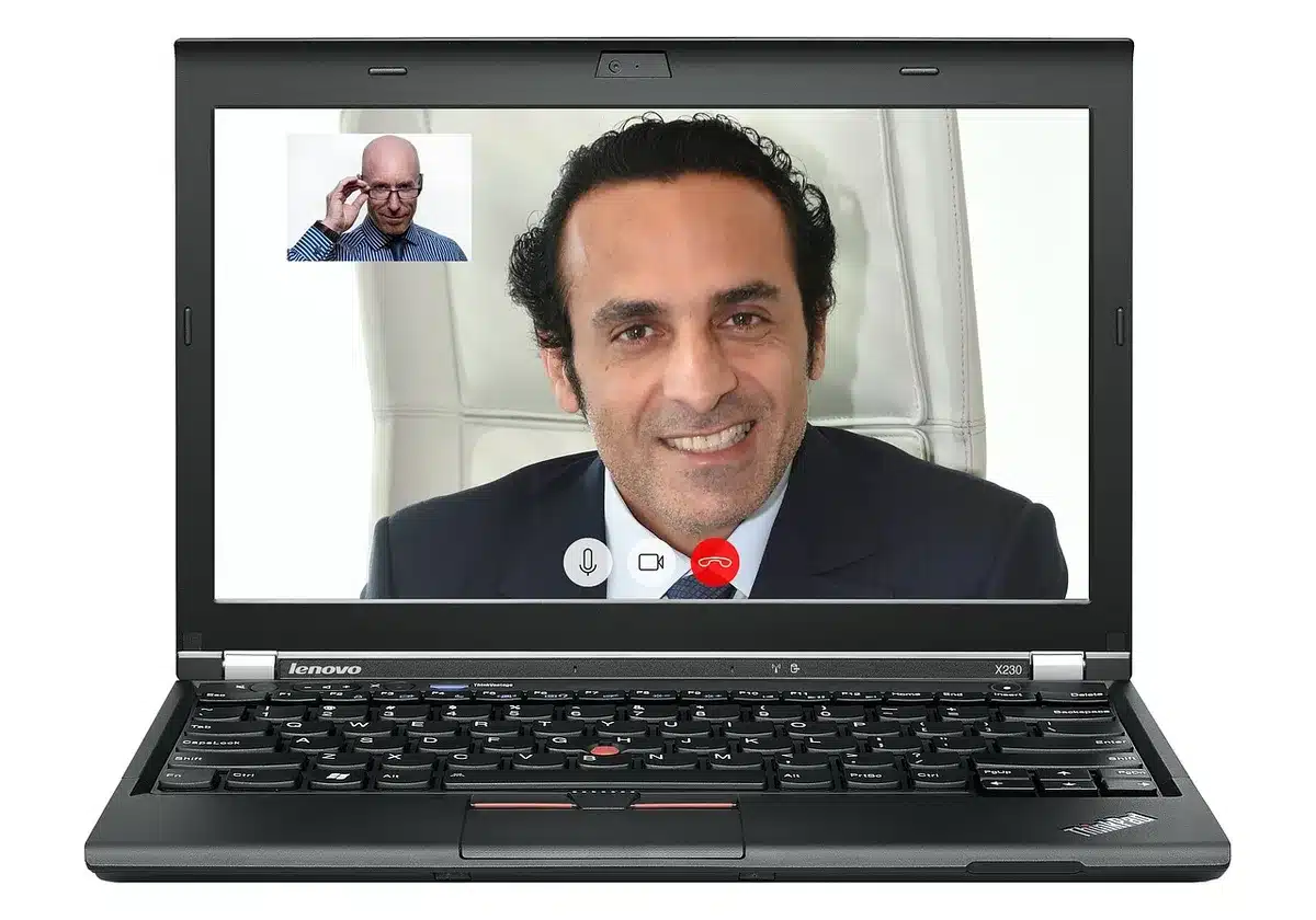 Finestra di chat e conversazione digitale su uno schermo di computer
