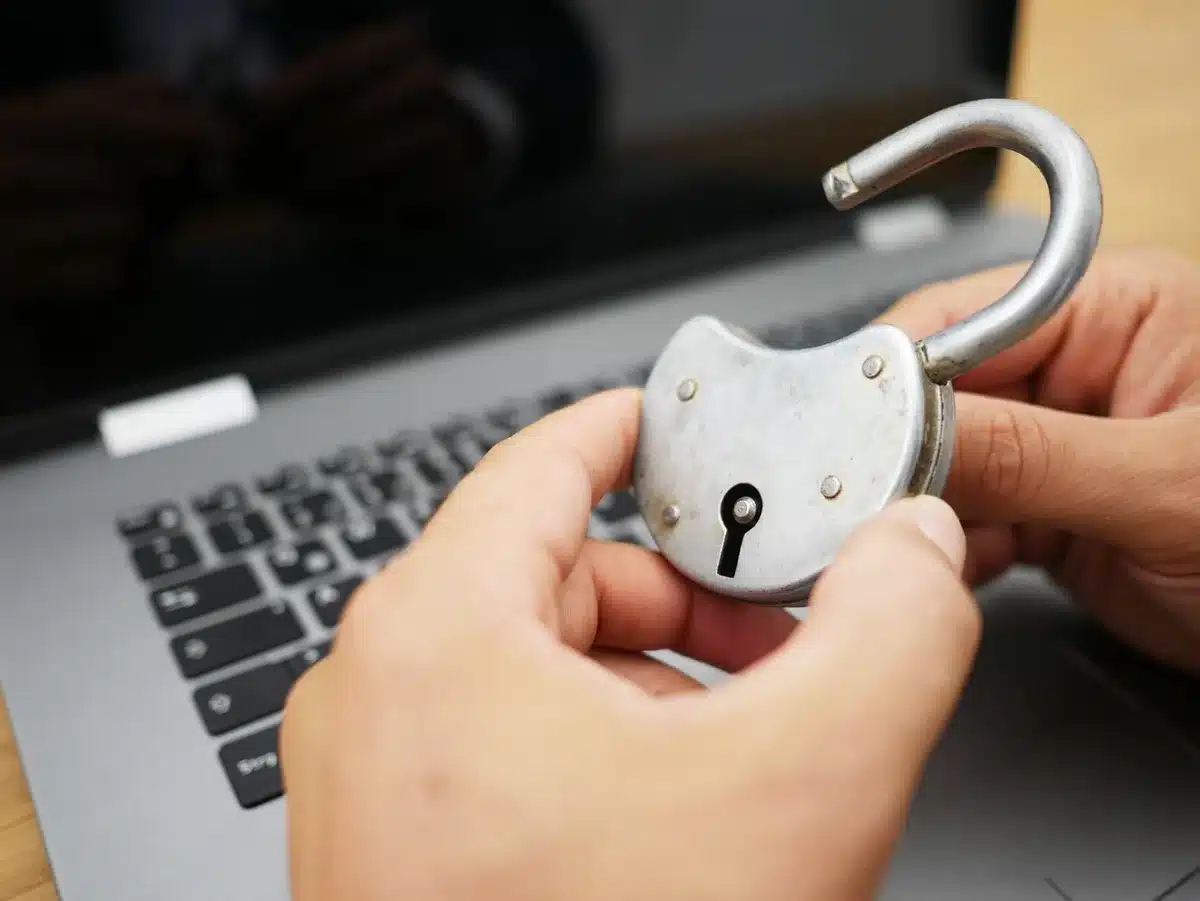 Tastiera e schermi con codice e avvisi di sicurezza in un ambiente di ufficio al buio