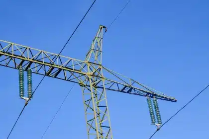 Impianto di data center con server e infrastrutture energetiche in un paesaggio suburbano