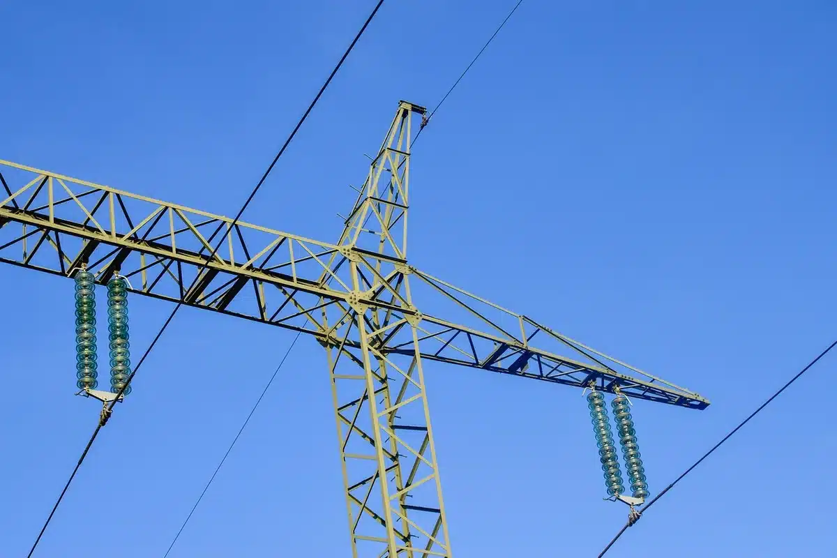 Impianto di data center con server e infrastrutture energetiche in un paesaggio suburbano