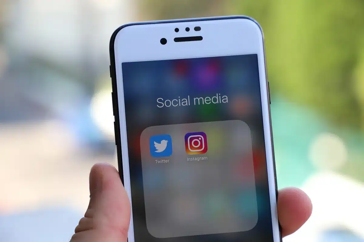 icone generiche di diverse piattaforme social disposte insieme
