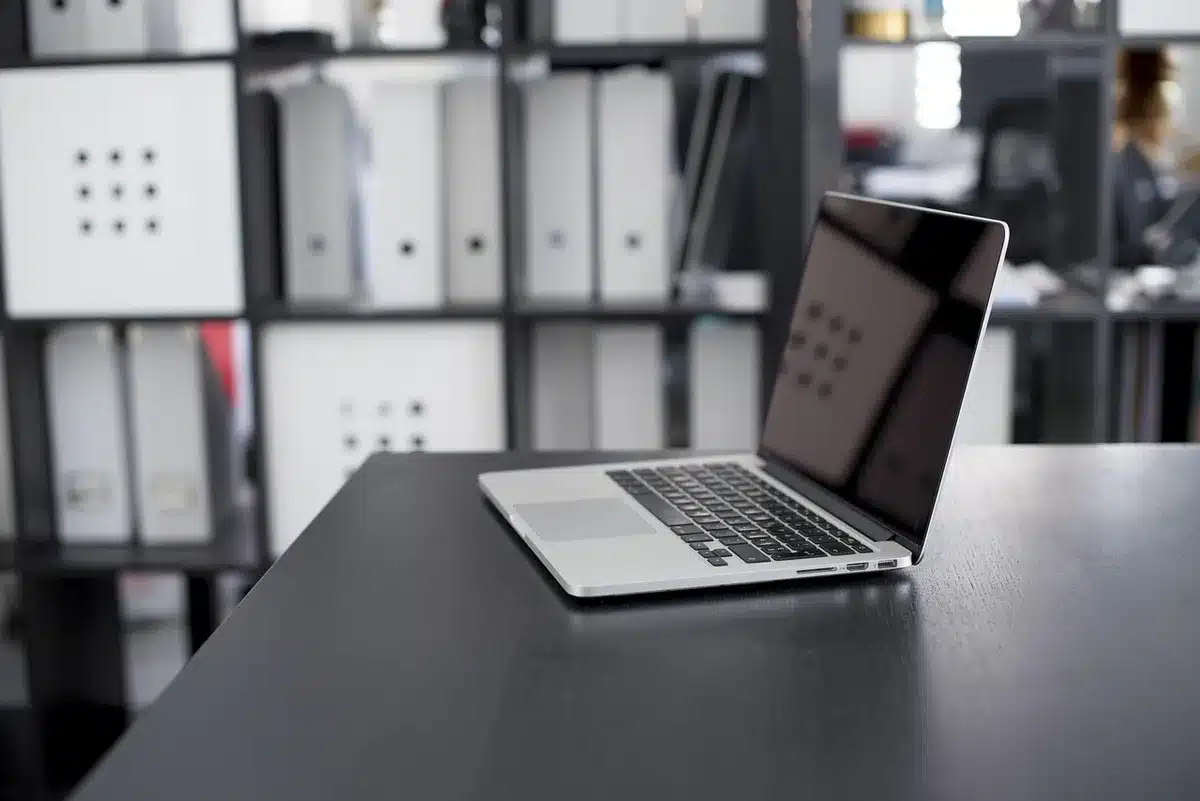 Caricabatterie compatto e power bank magnetico su scrivania