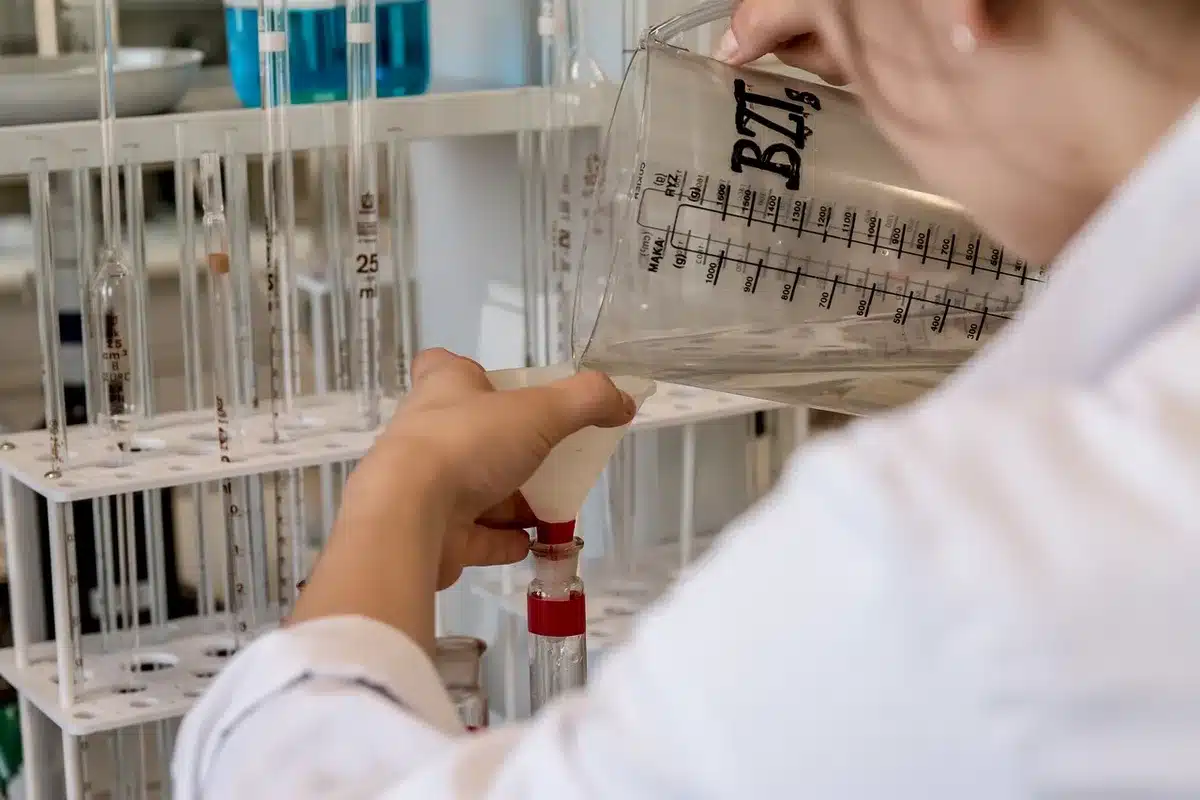 Banchi di laboratorio con attrezzature per esperimenti e un computer portatile