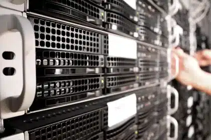 Corridoio anonimo di data center con rack e luci dei server