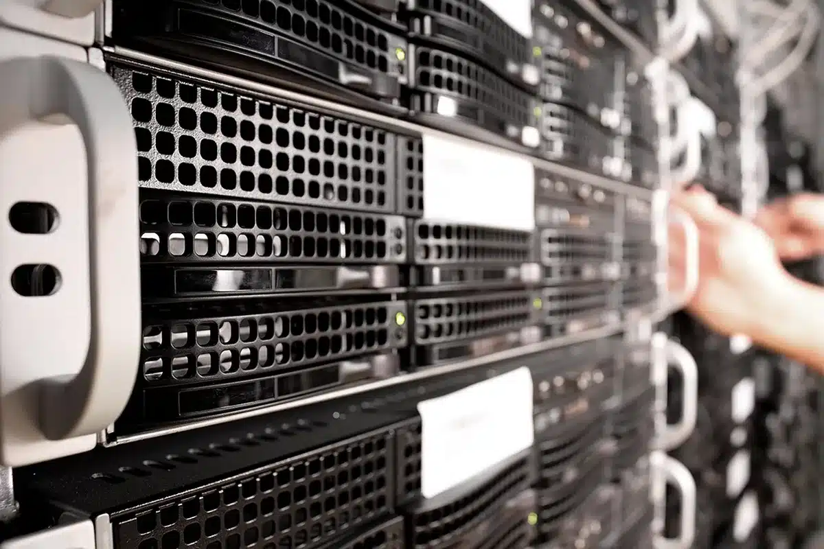 Corridoio anonimo di data center con rack e luci dei server