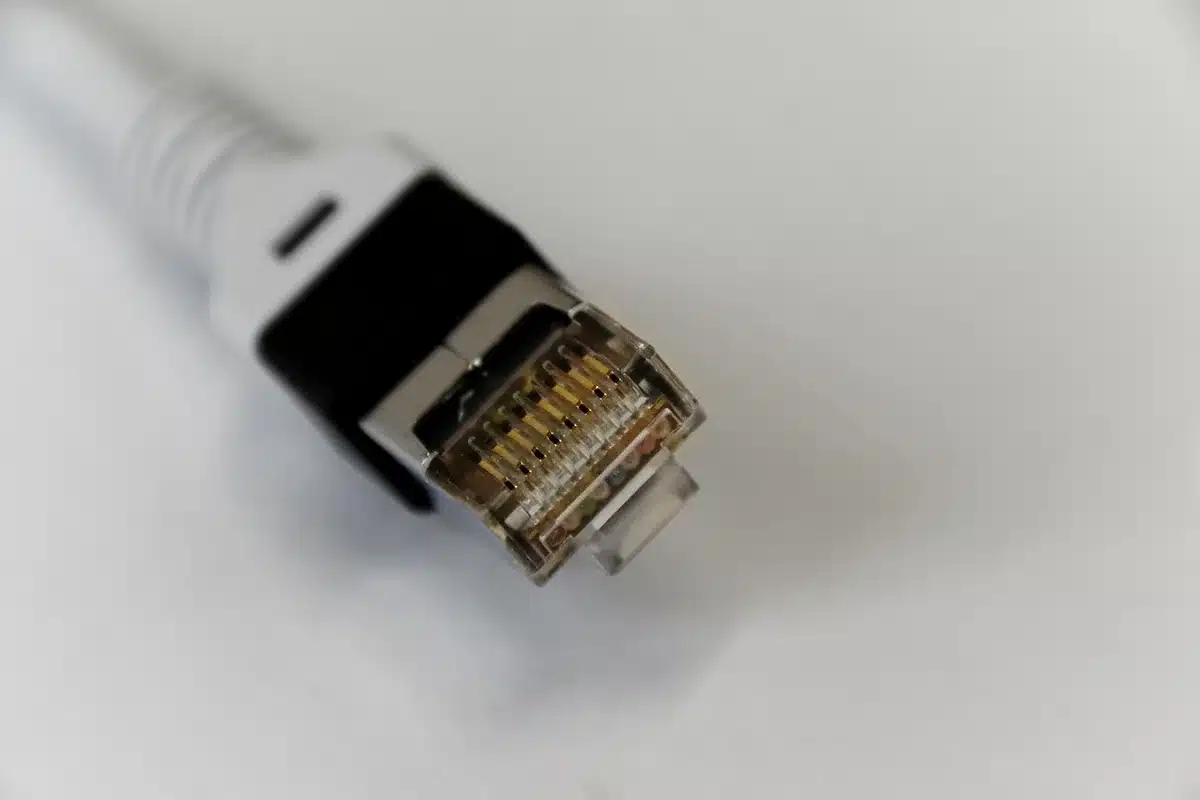 Cablaggio e nodi di rete in un centro dati che illustrano interconnessioni a bassa latenza