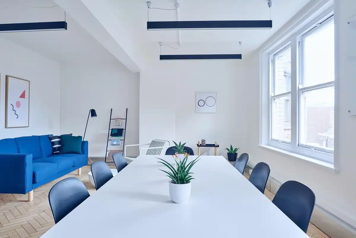 Team di sviluppo che discute un grande aggiornamento in una sala riunioni